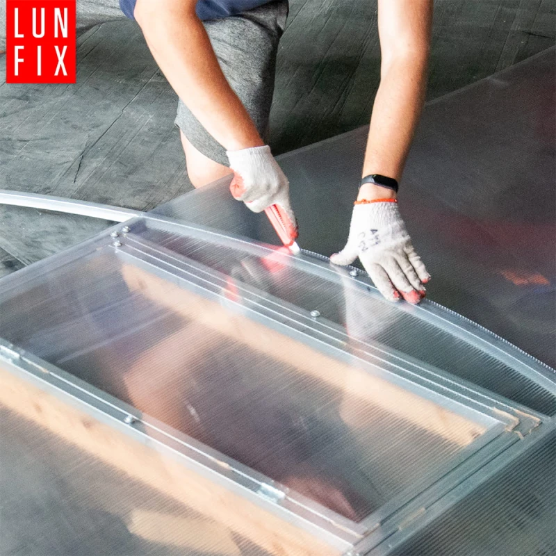 Zuschnitt- und Montageservice für Polycarbonat an Gewächshausfronten - LUN FIX
