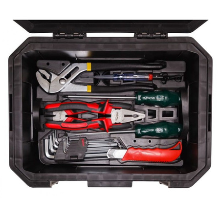 Zestaw narzędzi taboret łopata klucze skrzynka z narzędziami