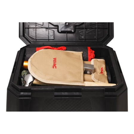 Zestaw narzędzi taboret łopata klucze skrzynka z narzędziami