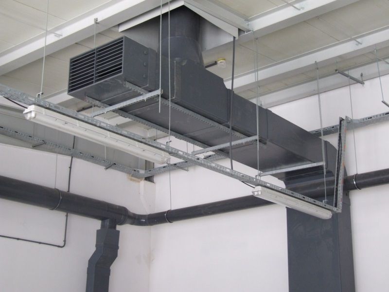 Gewindestangen zur Befestigung von Lüftungskanälen – abgehängte HVAC-Installation mit metrischen Gewindestäben